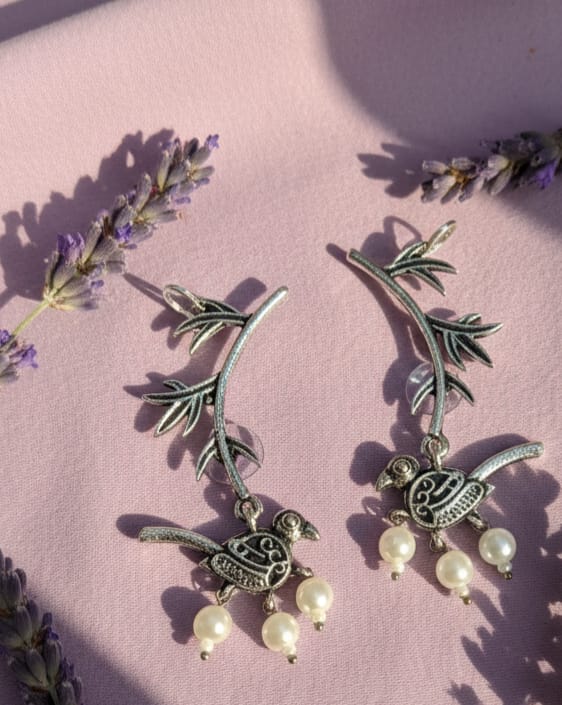 Chirping Pearl Ear Cuff